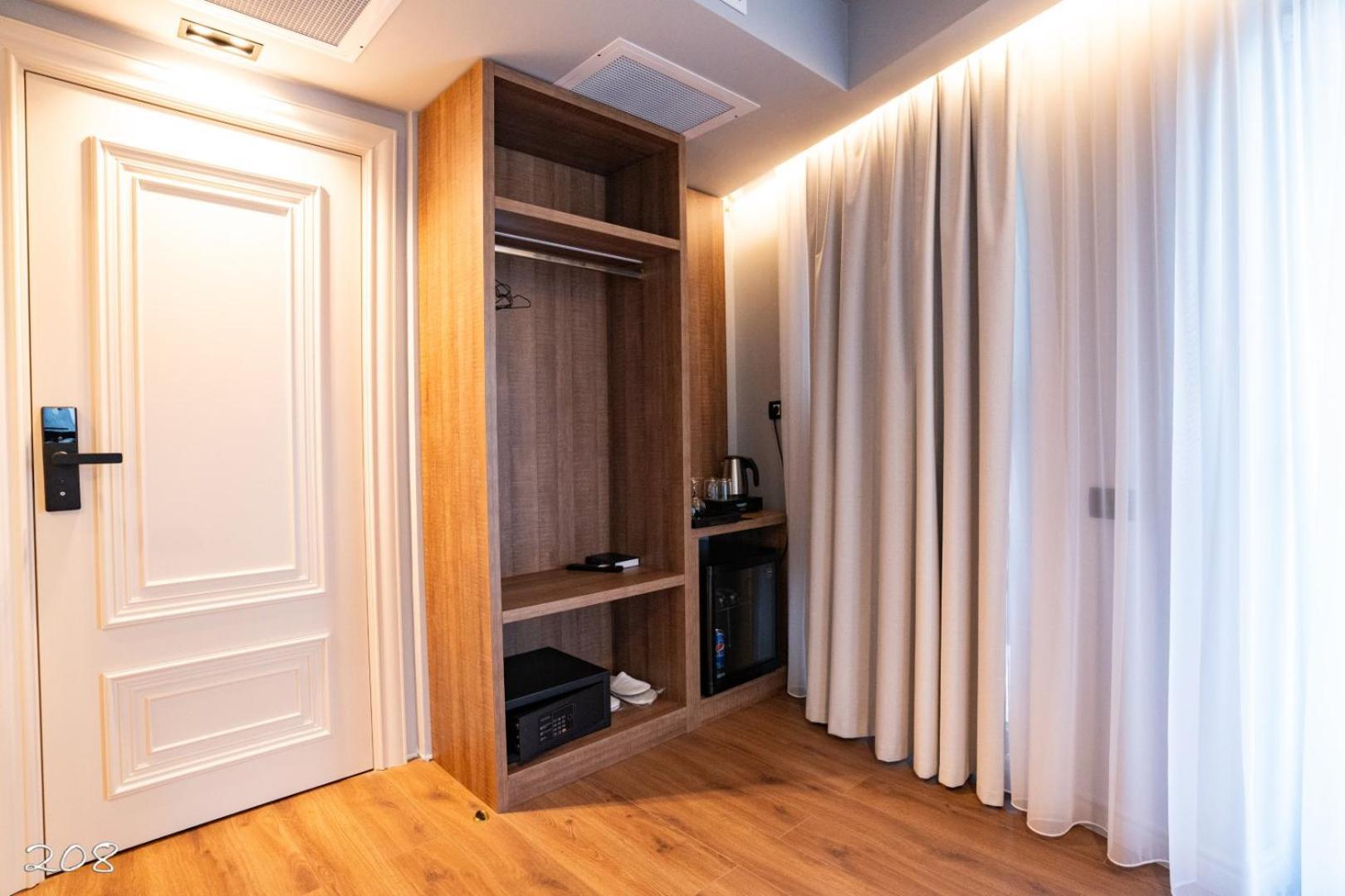 Cosmopolita Boutique Hotel Тимишоара Экстерьер фото