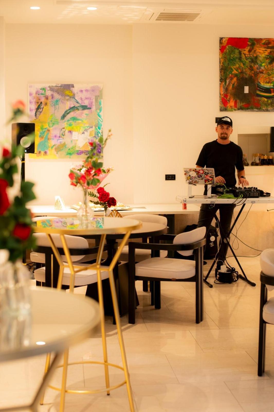 Cosmopolita Boutique Hotel Тимишоара Экстерьер фото